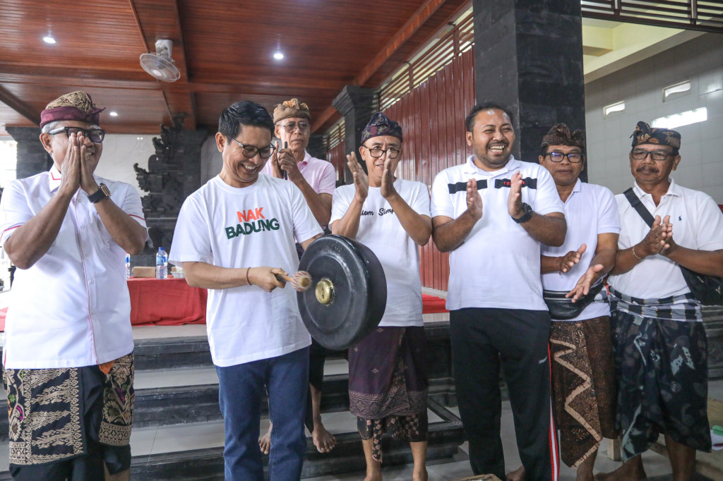 Sekda Adi Arnawa Hadiri Turnamen Ceki Pura Pangrurah Sakti Cemagi